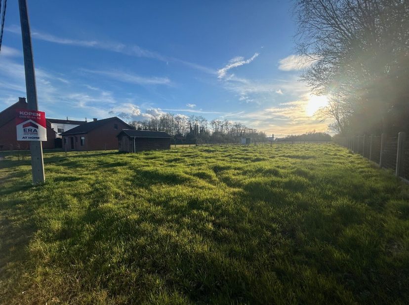Bouwgrond van 1339 m² te koop in wevelgemDeze ruime bouwgrond van 1339 m² biedt een zuidwestgerichte tuin en een adembenemend uitzicht. Met een gevelb