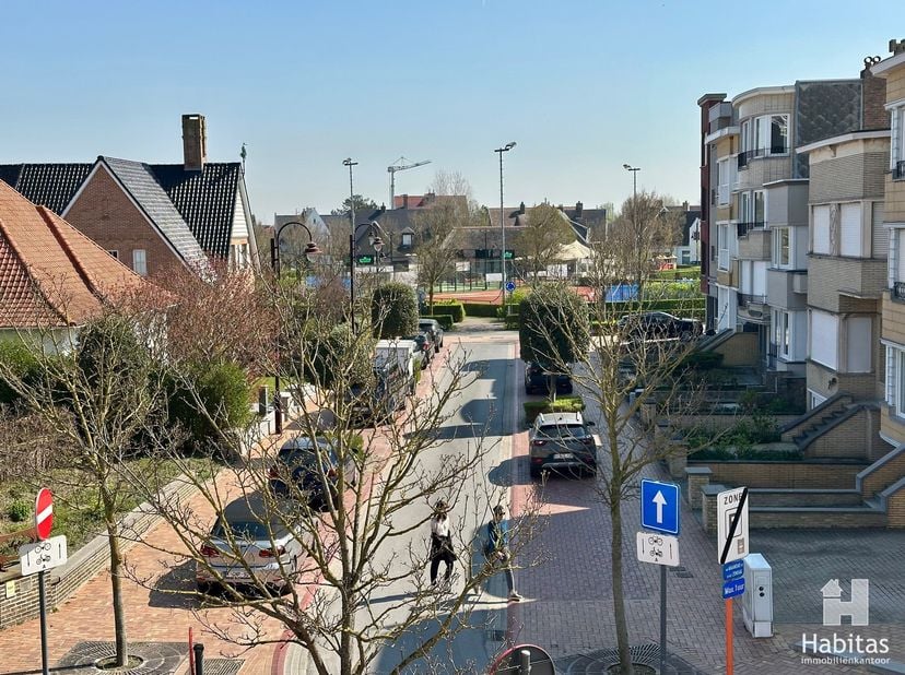 Ontdek dit volledig zongericht en perfect onderhouden hoekappartement op de 2de en hoogste verd. van een kleinschalige residentie, uiterst rustige lig