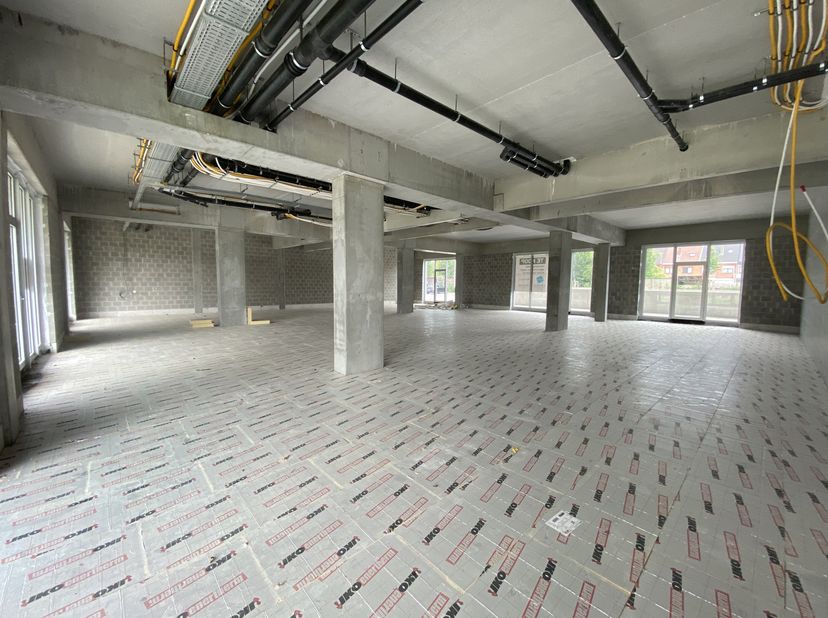 Ces nouvelles propriétés commerciales à vendre ont un emplacement commercial de premier plan dans le centre de Lokeren et bénéficient d&#039;un accès facil