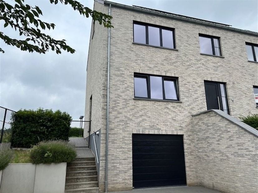 In een rustige doodlopende straat tussen de velden, zeer mooie woning (± 257 m²) op een toplocatie nabij Leuven.  De energievriendelijke woning met E-
