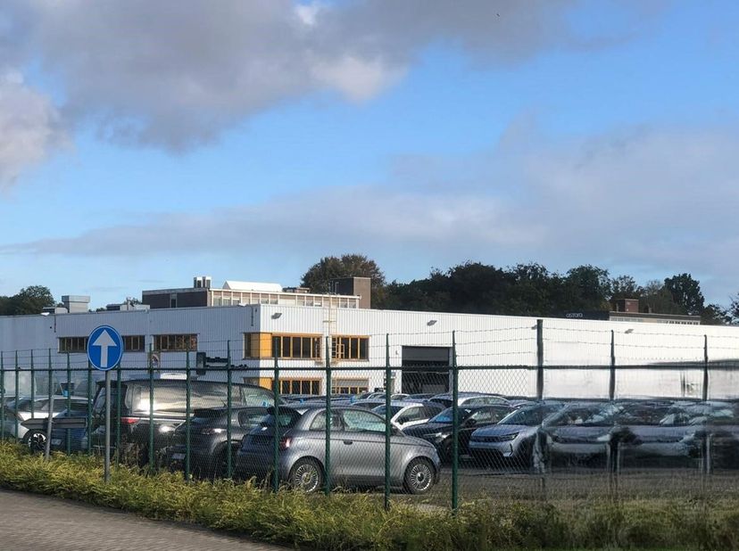 Magazijn 2.357m² + buitenterrein 4.899m² en kantoor 430m² te huur in Kontich Industrie zeer goed gelegen aan de op- en afrit van de E19 in Kontich.&lt;br