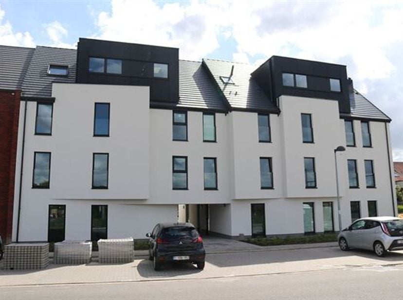 ENERGIEZUINIG EN LUMINEUS APPARTEMENT MET 2 SLAAPKAMERS, ZUID-GEORIËNTEERD TERRAS, BUITEN-AUTOSTAANPLAATS.&lt;br /&gt;
 2de verdieping met lift - ligging in