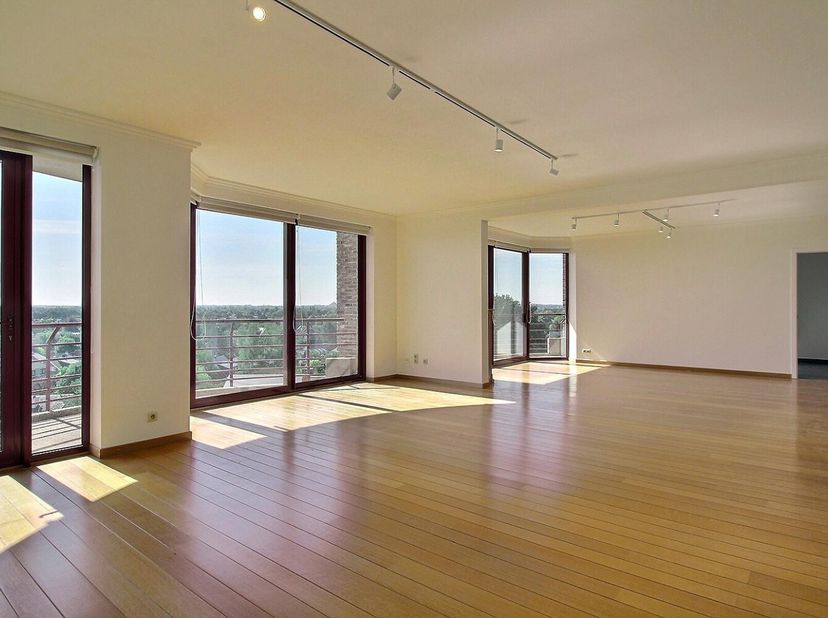 CONTACT : Quentin 0473 83 59 95 - quentin@bytheway.be - Sur la belle avenue de du Champ de Mai, By the Way vous présente ce splendide appartement 3 ch