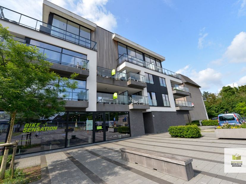 In de stijlvolle residentie Cathérina op het Stationsplein vindt u op het 1ste verdiep dit 2-slpk appartement met 2 terrassen. Het appartement heeft v