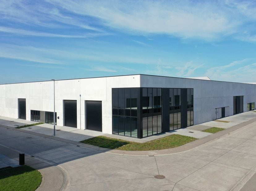 Nieuwbouw KMO-unit met een oppervlakte van 265 m² in combinatie met een kantoorruimte/conciërgewoning van 288 m² op een perceel van 780 m² te koop.&lt;br