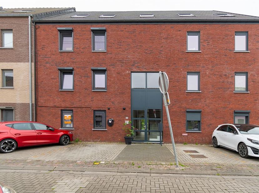 Superbe appartement rez-de-chaussée lumineux avec terrasse&lt;br /&gt;
Idéalement situé dans une rue assez calme et au sein dune copropriété récente, Centur