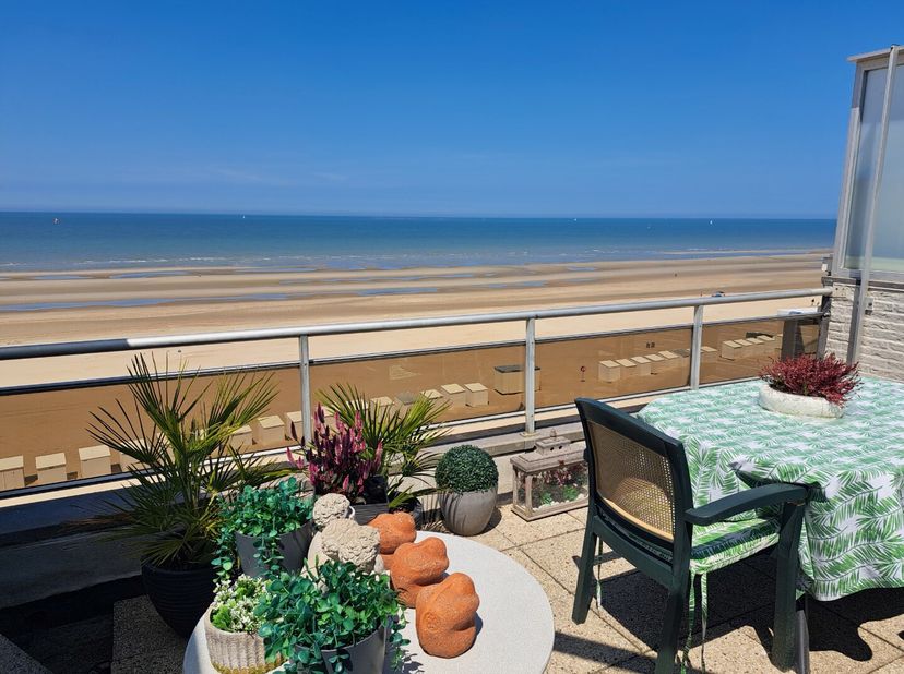 Magnifique penthouse avec une situation centrale sur la Zeedijk à Koksijde.&lt;br /&gt;
L&#039;appartement est situé au 7ème étage et dispose d&#039;une belle terrass
