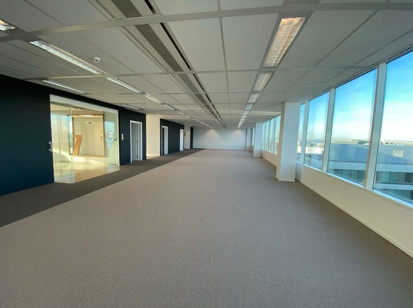 Uniek gelegen kantoorruimte van 448 m² met uitstekende visibiliteit te huur, deel uitmakend van het knappe kantorencomplex &quot;Bourget&quot;. De lichtrijke ka