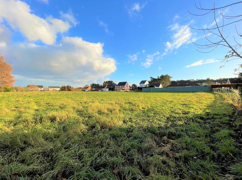 Ruim achterliggend perceel weiland&lt;br /&gt;
Perceeloppervlakte: 8661 m²&lt;br /&gt;
Perceelsbreedte: +- 55 m&lt;br /&gt;
Oriëntatie: Noord&lt;br /&gt;
Toegang aan de Veldo
