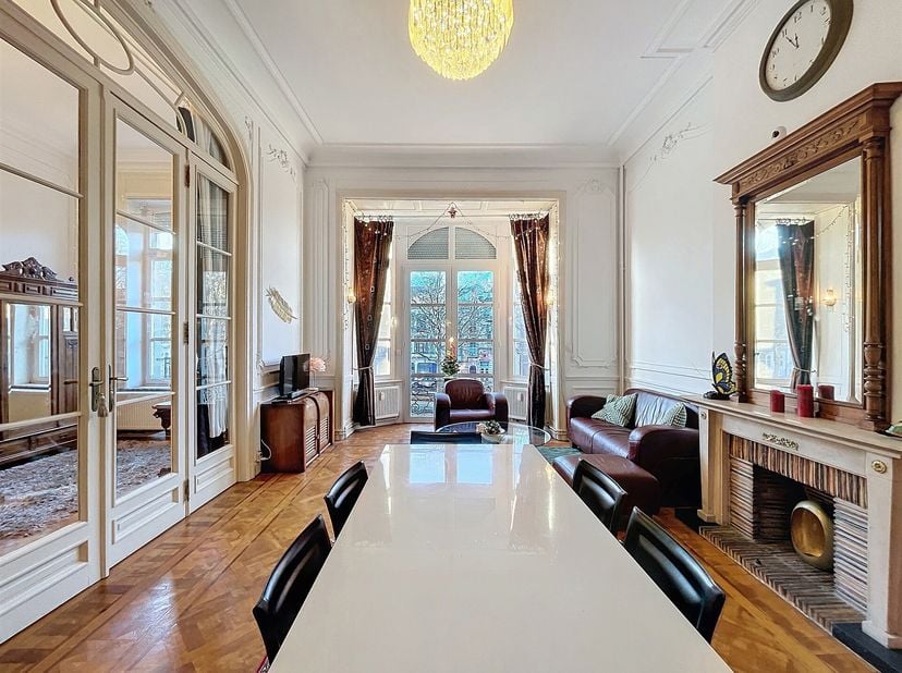 À proximité de lav. Eugene Demolder, de lav. Sleeckx et du parc Josaphat, au 1ER étage dun magnifique hôtel de maître avec ascenseur, superbe appartem