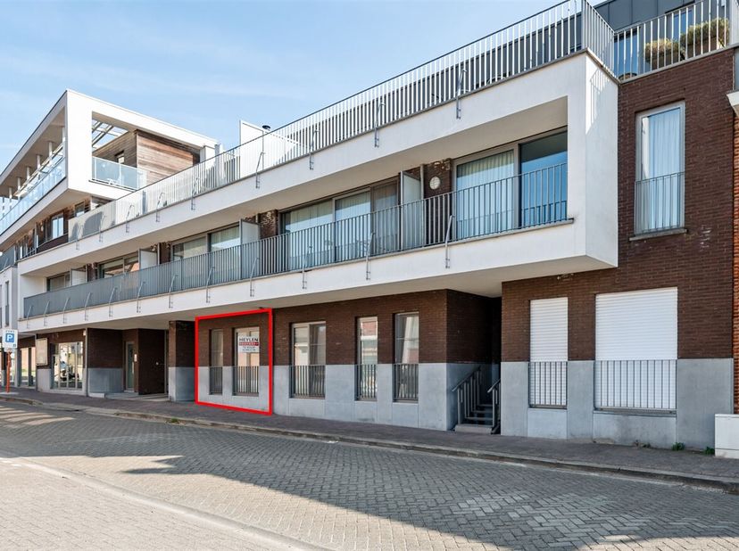 Gelijkvloers appartement ca 92 m² met ondergrondse staanplaats, berging en terras. In het centrum en nabij openbaar vervoer. &lt;br /&gt;
Het appartement be