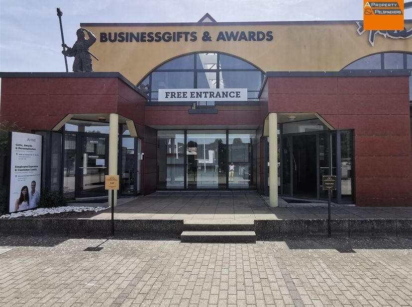 Bedrijfspand met diverse mogelijkheden op een uitstekende locatie.&lt;br /&gt;
Dit pand van 837m² bestaat uit:&lt;br /&gt;
 -            Showroom + atelier + kant