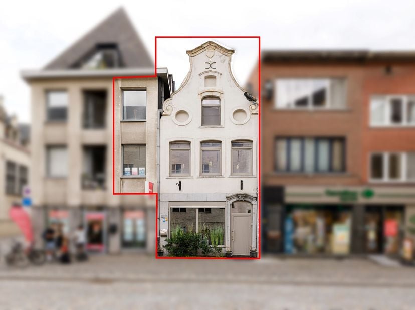 Cette propriété unique au cur de Malines offre à la fois des possibilités commerciales et résidentielles. Située sur le marché aux bestiaux, à deux pa