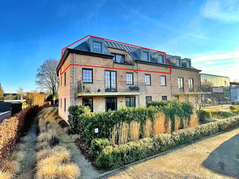 MODERN INSTAPKLAAR DAKAPPARTEMENT &lt;br /&gt;
Inkomhal 9 m² op keramische tegel, vestiaire-nis en afzonderlijk gastentoilet met handenwasser.&lt;br /&gt;
Woonkam