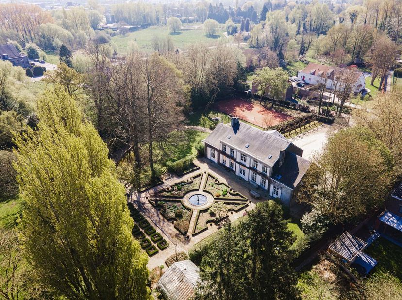 Het Kasteel van Zellik, een statig classicistisch gebouw, werd in 1780 ontworpen door architect L.B. Dewez en ligt op een domein van ongeveer 7895 m².