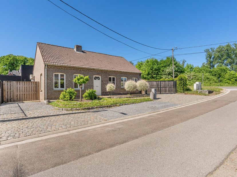 Recente gerenoveerde, vrijstaande woning gelegen op een perceel van 6a26ca. De woning is bovendien gelegen vlakbij bossen en prachtige wandel- en fiet