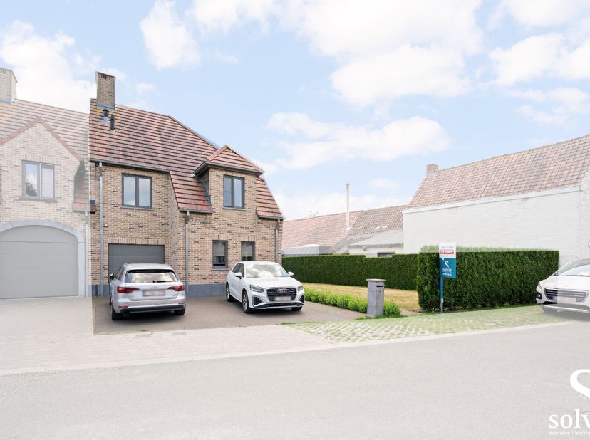 Bent u op zoek naar een energiezuinige, instapklare woning op een toplocatie? Dan is deze charmante halfopen bebouwing in een rustige, kindvriendelijk