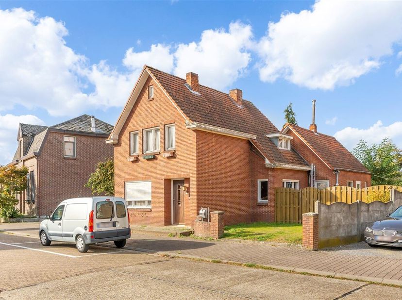 Te renoveren woonst op centrale ligging &lt;br /&gt;
Omgeving: Deze woning is ideaal gelegen in Hamont-Achel, omringd door prachtige gemeenten zoals Valkens