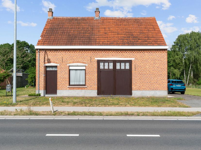 Op zoek naar een gezinswoning met karakter, ruimte en uitbreidingsmogelijkheden? Dan is deze charmante woning op een prachtig perceel van circa 1023 m