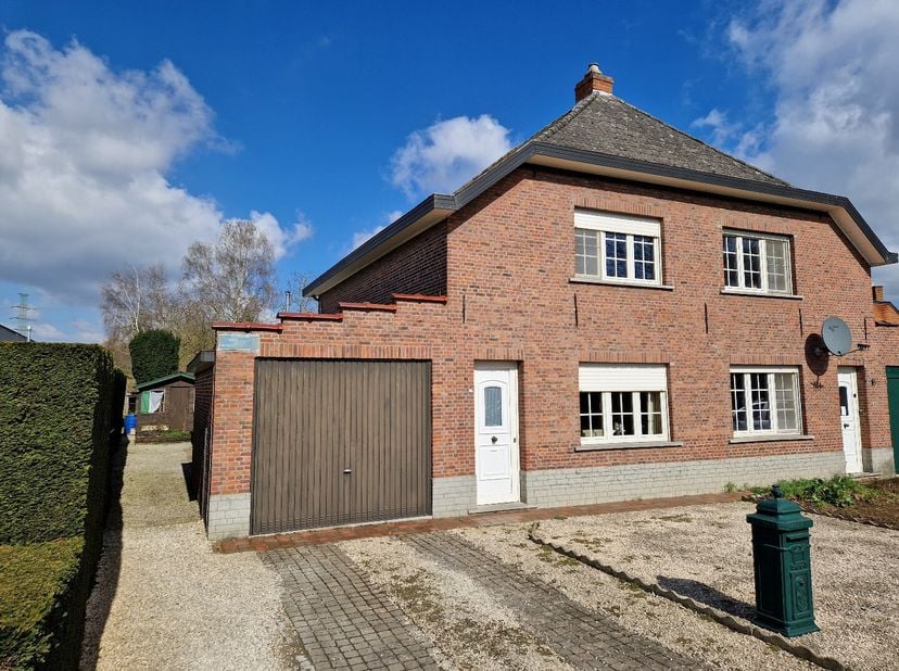 ! IN OPTIE NA 1 BEZOEKDAG - VERKOOPOVEREENKOMST IN OPMAAK!&lt;br /&gt;
Deze standaard half open bebouwing uit 1936 op 5a 70ca met een bewoonbare oppervlakte