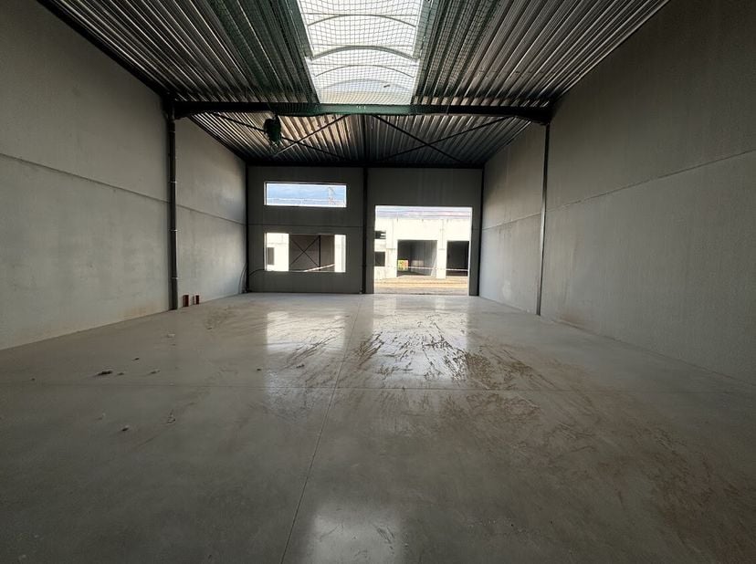 Unité PME à louer d&#039;environ 217 m² à louer sur le site Reynaert à Vichte.&lt;br /&gt;
Les espaces de stockage des coquillages ont une hauteur libre de 6 mèt