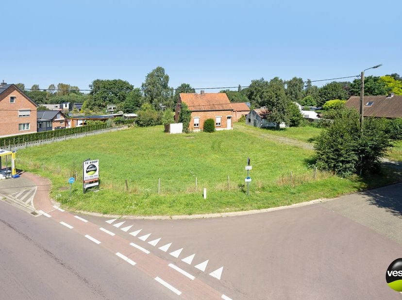 Centraal gelegen te Heusden-Zolder ligt deze te renoveren hoeve op een groot perceel van maar liefst 51a 19ca! Dit is het ideale renovatieproject voor