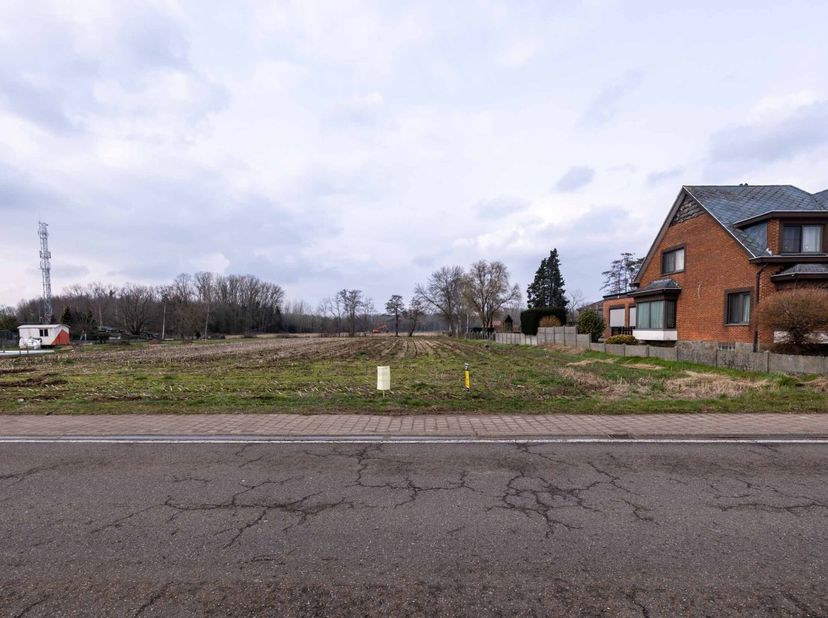 BOUWGROND VOOR OB van 2252m² &lt;br /&gt;
 &lt;br /&gt;
Prachtig perceel bouwgrond met een oppervlakte van 11a 47ca met achterliggend perceel grond met een opperv