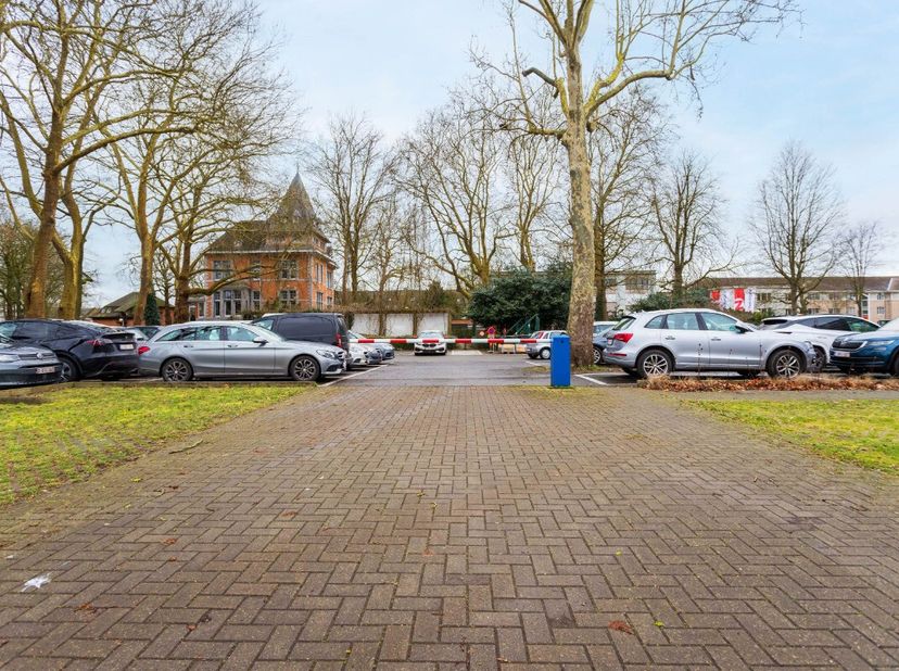 Op zoek naar een vlotte parkeermogelijkheid in centrum Zwevegem, dan kan dit uw kans zijn! Er zijn 3 autostaanplaatsen te koop aan 8 500euro per parke