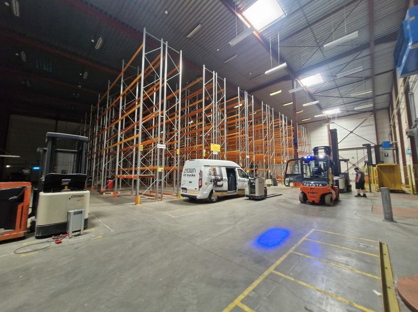 Situé dans le Parc de Gastuche, Chaussée de Wavre 504, ce hall logistique en excellent état, construit en 2002, offre une surface de 1.855 m² avec une