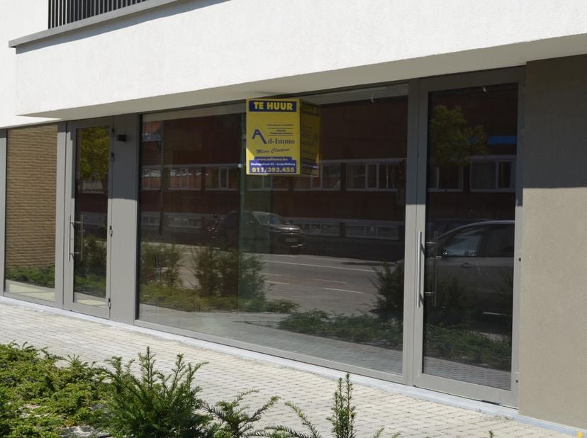 Casco commerciële ruimte (handel of kantoor) langs drukke invalsweg nabij het centrum tegenover de Sint-Michielschool.  Goede visuele ligging met uits