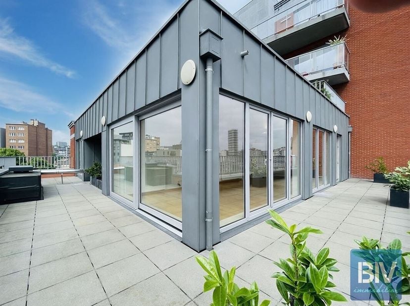 Magnifique penthouse de 115m2 au 6ème étage d&#039;un immeuble récent en bordure de la Dérivation.&lt;br /&gt;
Son hall d&#039;entrée amène au séjour de 41m2 avec cui
