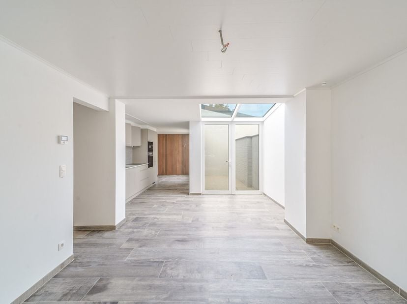Cette charmante maison mitoyenne au cur de Stene a été entièrement rénovée en 2024-2025 avec un souci du confort et de l&#039;efficacité énergétique (PEB B