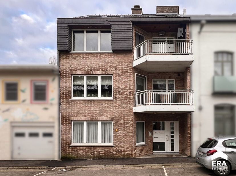 Dit appartement is gelegen op de 3de verdieping van een kleine en goed onderhouden residentie, midden in het hart van Beringen. Voor meer informatie g