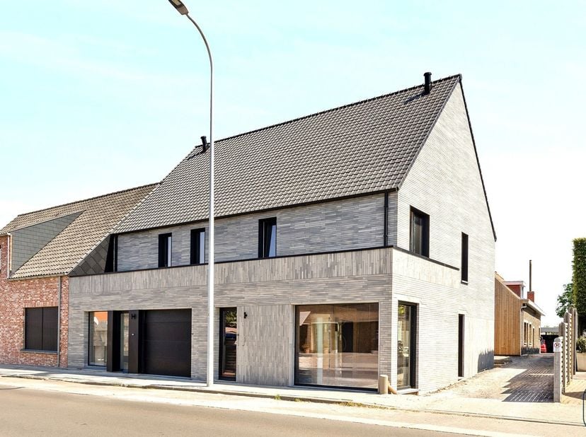 MODERNE BEN-NIEUWBOUWWONING in hartje Ooigem met 3 SLK en ZUIDGERICHTE tuin. Indeling: Gelijkvloers: inkomhal met apart gastentoilet, lichtrijke moder