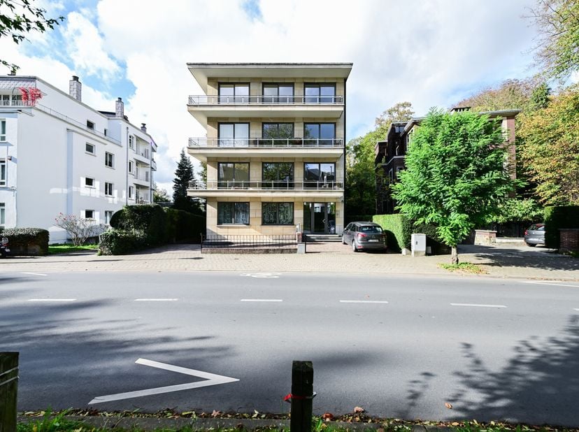 Op een steenworp afstand van de Hamoirlaan, in hartje Ukkel, dicht bij alle voorzieningen, vindt u dit prachtige appartement met drie slaapkamers en e