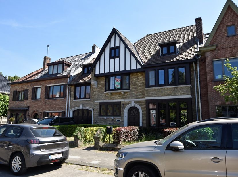 Deze karaktervolle burgerwoning is gelegen op rustig doch uiterst centrale ligging te Assebroek. Hier woont u in de directe nabijheid van kwalitatieve