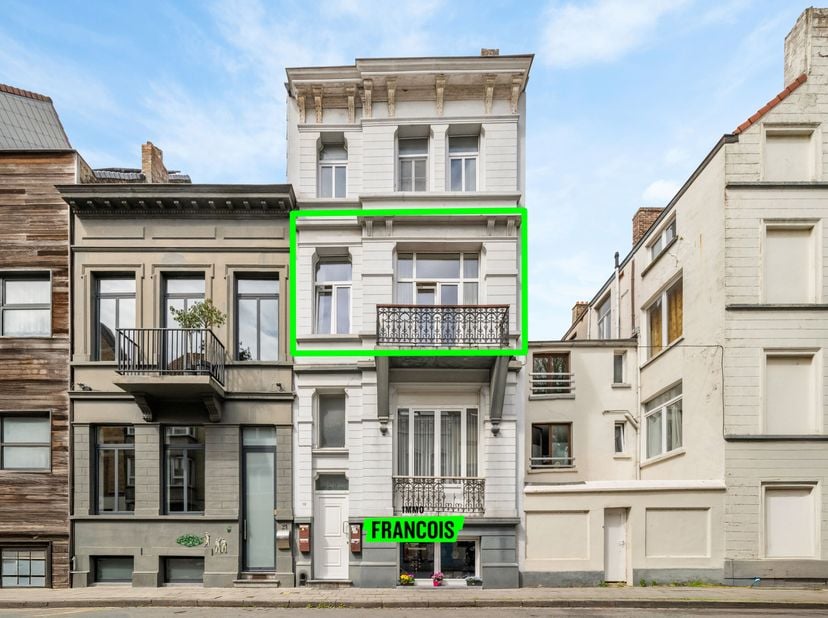Dit appartement is gelegen in een kleinschalige residentie te midden de Belle Époquewijk.&lt;br /&gt;
In de omgeving zijn er tal van buurtwinkels, het centr