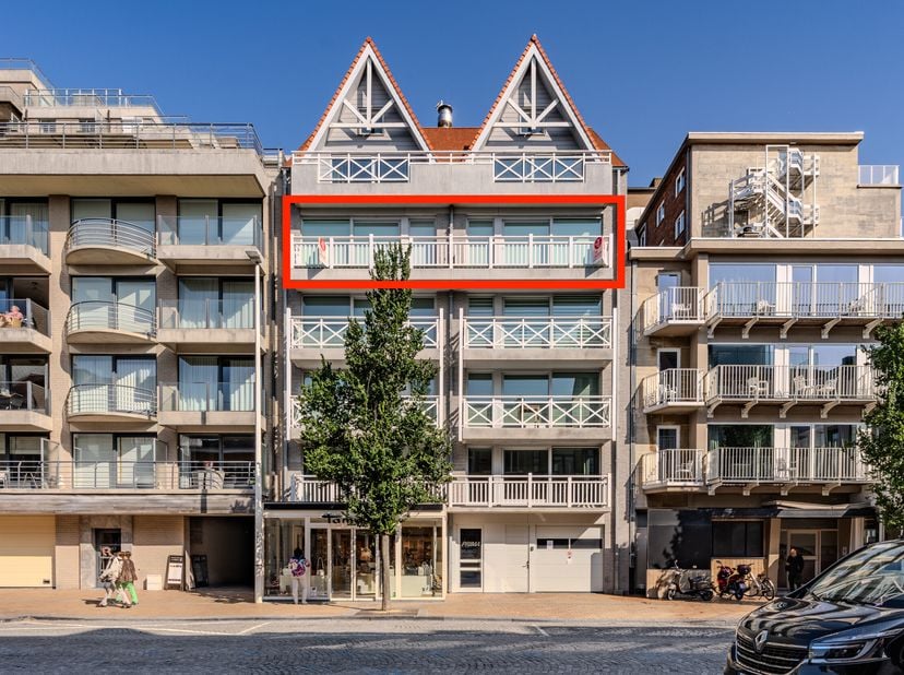 Appartement exceptionnellement spacieux avec quatre chambres, deux salles de bains et une terrasse ensoleillée dans le centre de Nieuwpoort-Bad avec p