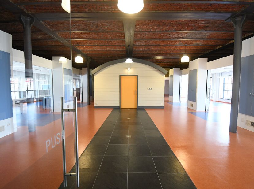 &quot;Plug-and-go&quot; kantoor (400 m²) te huur in hippe stadswijk te Gent-Centrum, nabij Dok Noord. Dit volledig ingerichte kantoor geniet een enorm goede ber