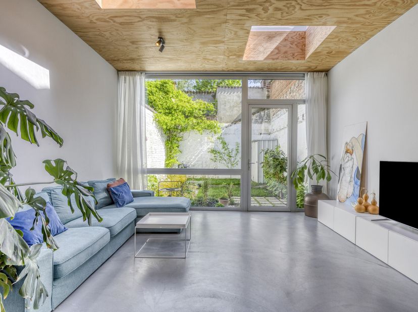 Deze prachtig gerenoveerde stadswoning is gelegen in een bruisende buurt en nabij  het natuurgebied Bourgoyen.&lt;br /&gt;
De woning werd gerenoveerd met aa