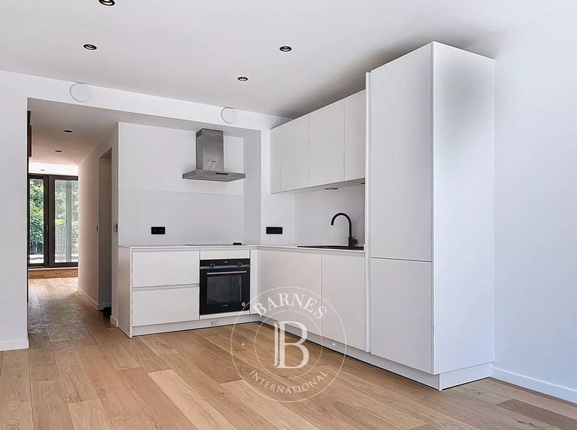 UCCLE VERT-CHASSEUR : Barnes vous propose, pour une première occupation, ce magnifique duplex entièrement rénové de 94 m², avec une terrasse orientée