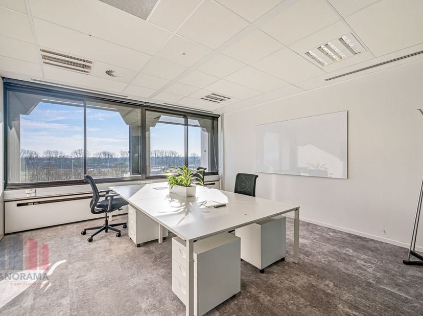 Op fantastische locatie in Gent biedt deze 40 m² kantoorruimte binnen Settlers Coworking Spaces de ideale werkplek voor acht personen. De centrale lig