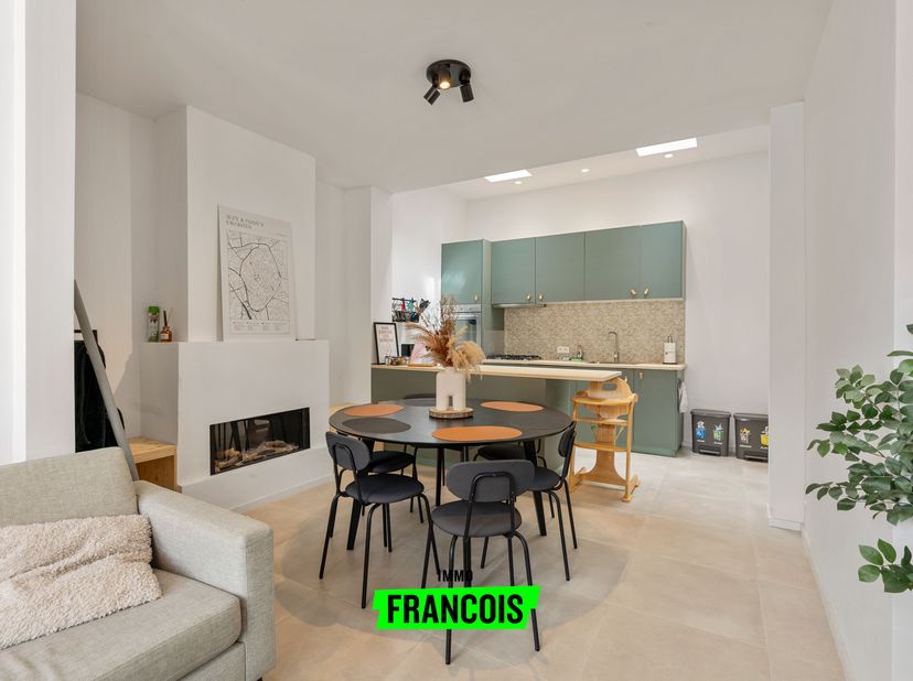 Cette charmante maison de ville est située dans une rue calme au cur de Bruges et a été récemment entièrement modernisée. Au rez-de-chaussée, vous ent