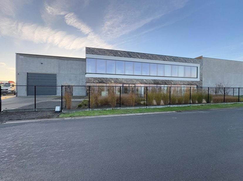 Dit unieke bedrijfsgebouw in Sint-Niklaas combineert een uitstekende ligging met hoogwaardige infrastructuur. Het is gelegen tussen de belangrijke ver
