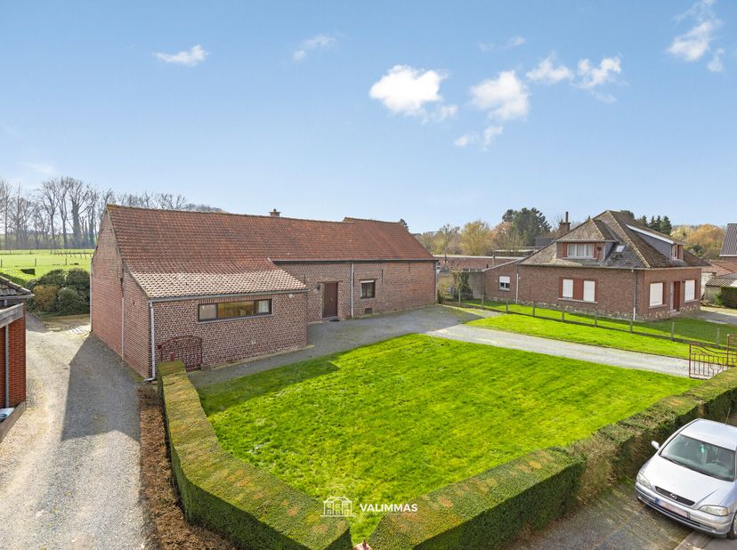 VALIMMMAS verkoopt deze rustig en landelijk gelegen hoeve op 40 are, met schuren, stallingen en weide. Ideaal georiënteerd naar het zuidoosten.      H