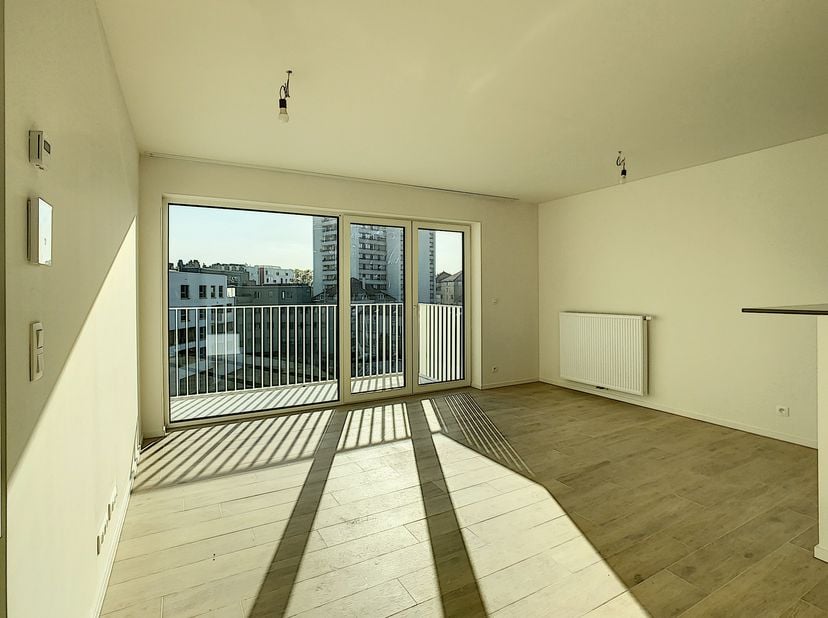 Lumineus appartement met 2 slaapkamers van 81 m² + terras gelegen op de 4e verdieping van het gebouw, gebouwd in 2018, biedt haar bewoners alle voorzi