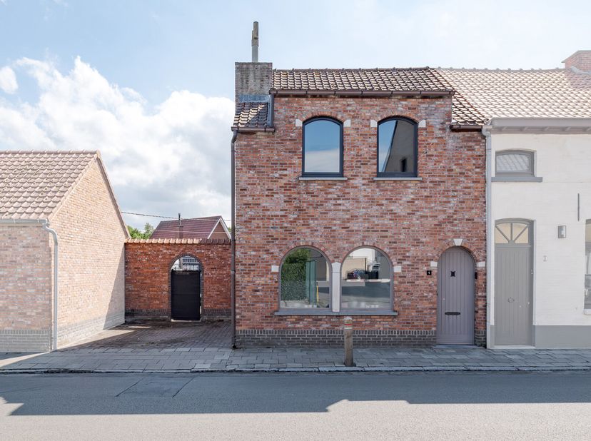 Deze gezellige woning is ideaal gelegen, vlakbij scholen, bossen en met vlotte verbinding naar de E34. Dankzij de centrale ligging en de vele uitbreid