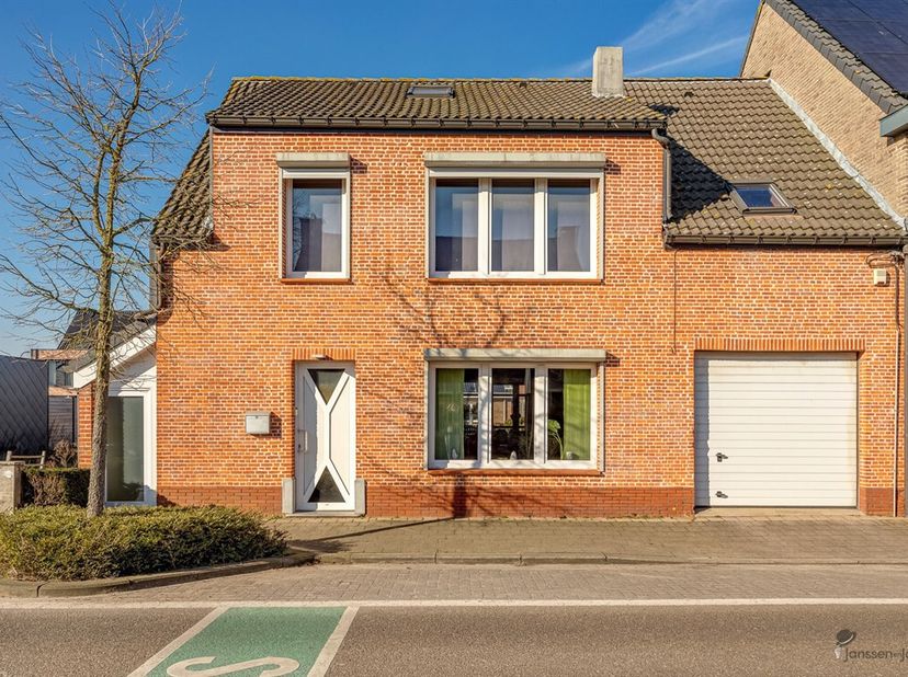 Welkom in deze charmante en verrassend ruime woning nabij centrum Hoevenen.&lt;br /&gt;
Bij binnenkomst word je verwelkomd in een gezellige inkomhal met apa