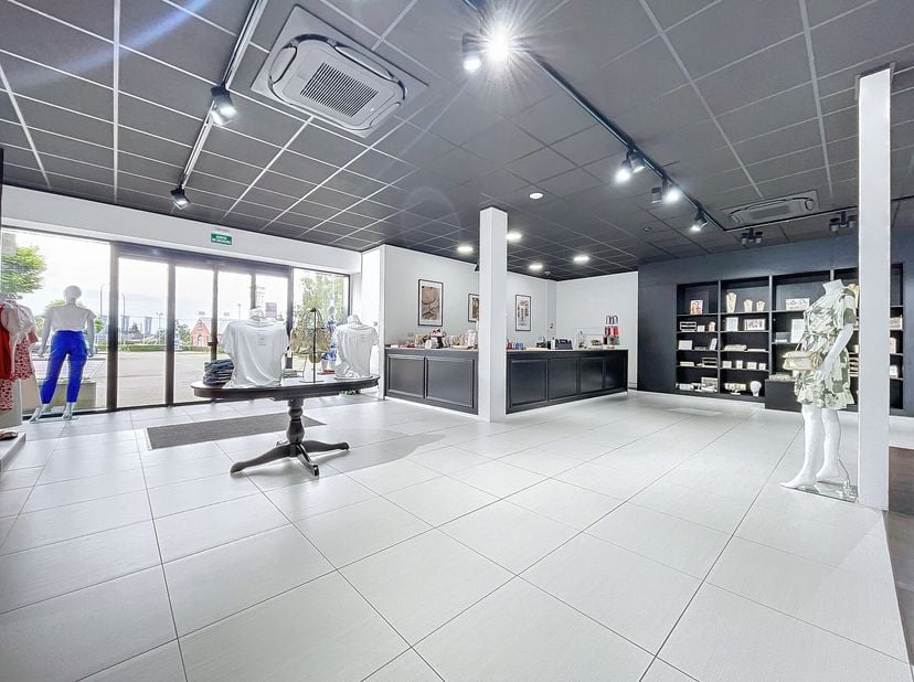 A Neupré, au bord de la route du Condroz,  EASYHOME immobilier à l&#039;honneur de vous proposer cette surface commerciale à la location dans un superbe si