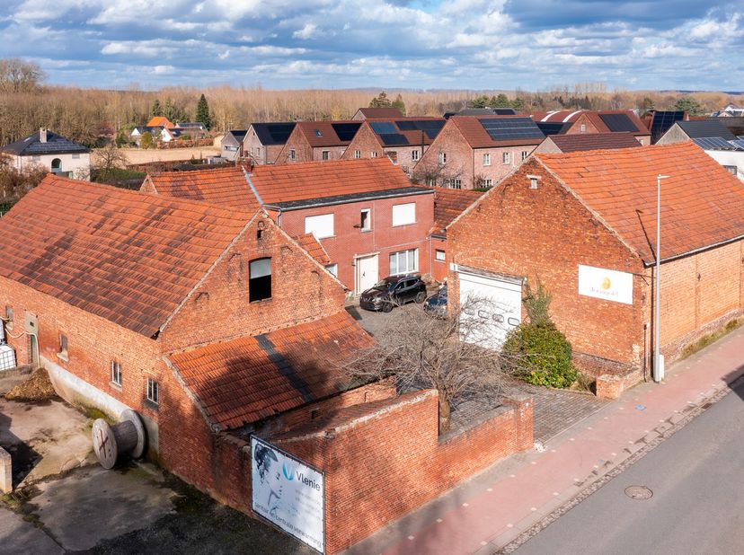 Bent u op zoek naar een uniek vastgoedproject met karakter en potentieel? Deze oude vierkantshoeve, gelegen op een ruim perceel met weiland, biedt een
